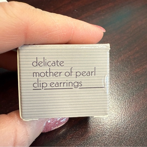 Vintage Avon “delicate mother of pearl” Goldtone and Pearl Clip-On Earrings NIB - Picture 3 of 5